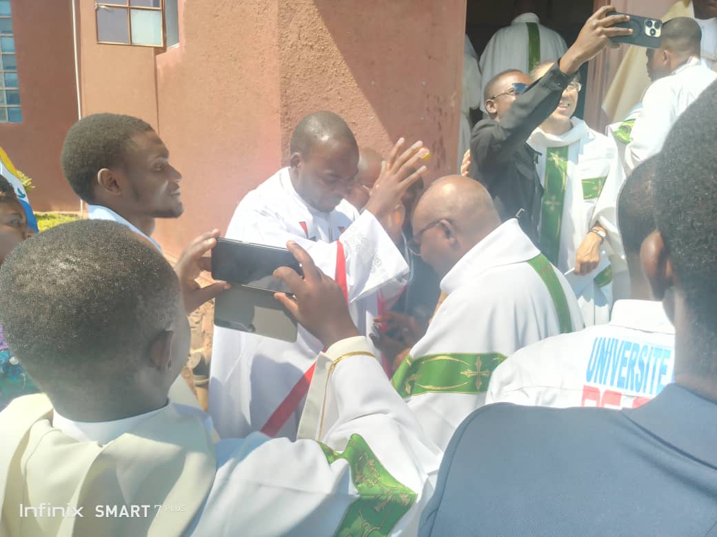 Le samedi 24 août 2024 : un jour béni où le peuple de Dieu de Lubumbashi a assisté aux ordinations sacerdotales des pères Christian Mukadi SJ et Claudien Bagayamukwe SJ       
