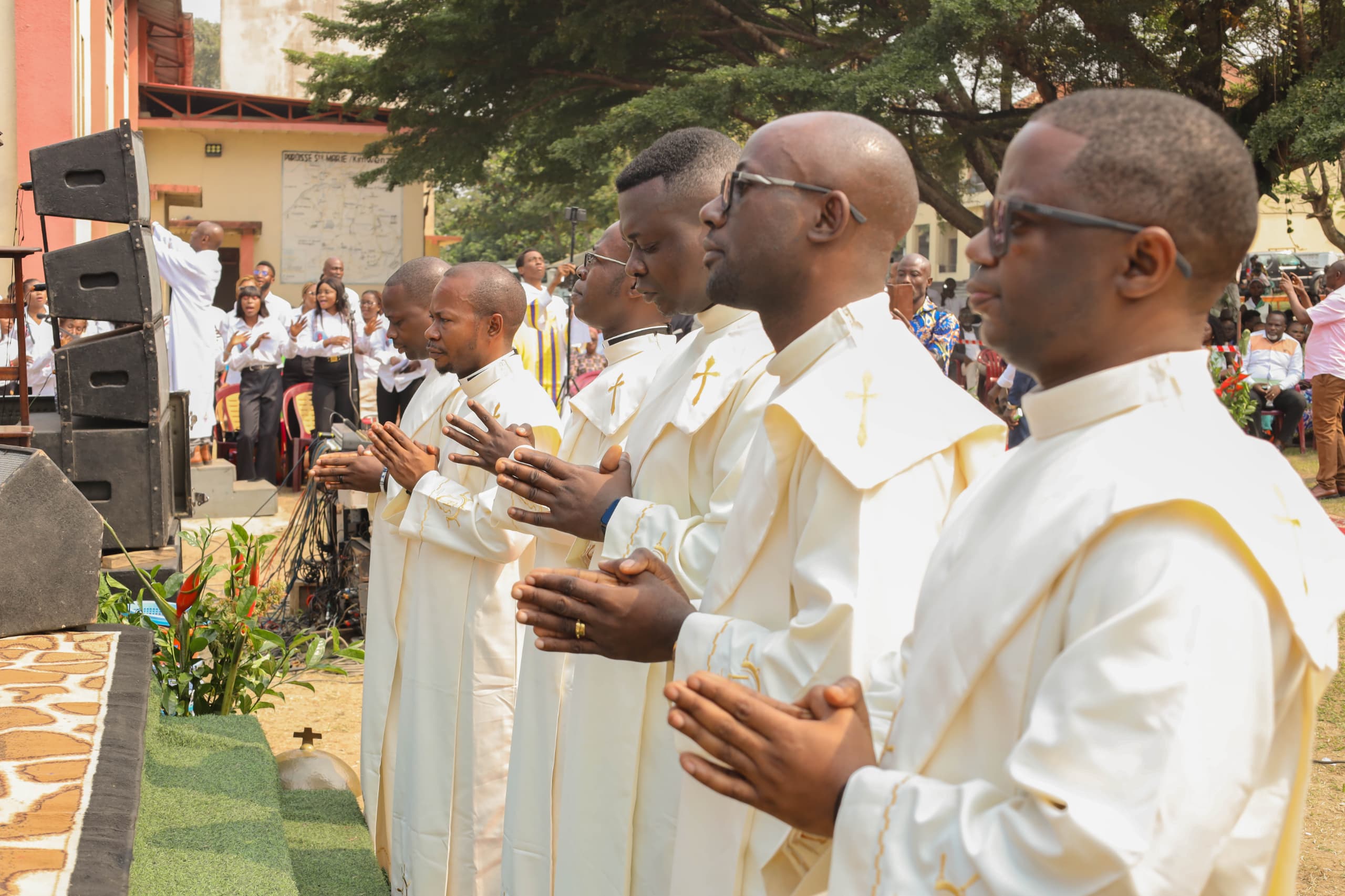 Ordination Sacerdotale de Six Pères Jésuites : Un Événement de Foi   